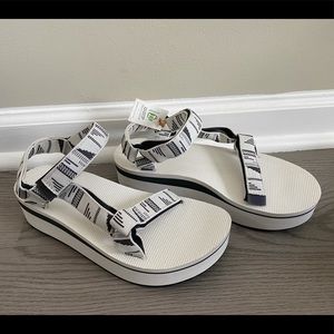 Teva Women’s Flatform Universal Sandal - Size 8